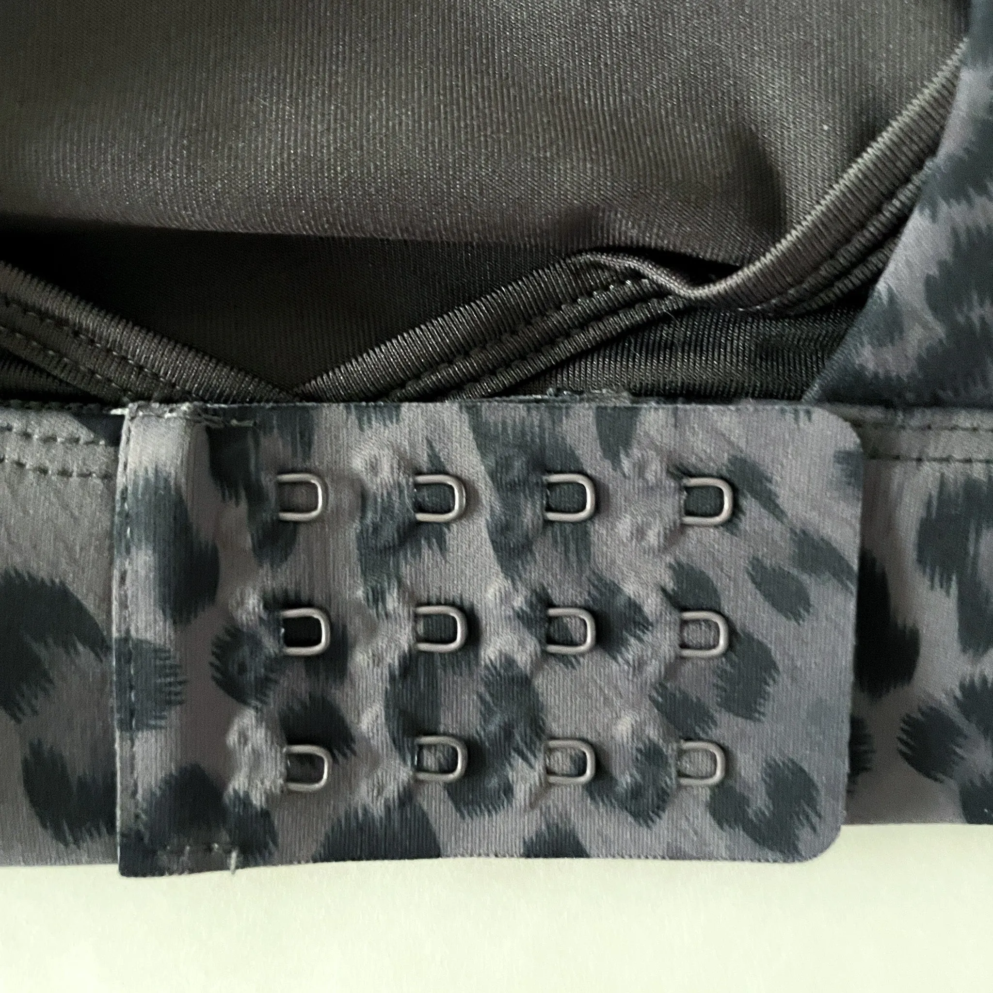 Chloé 4 Running Nursing & Pumping Sports Bra (Gray Leopard)